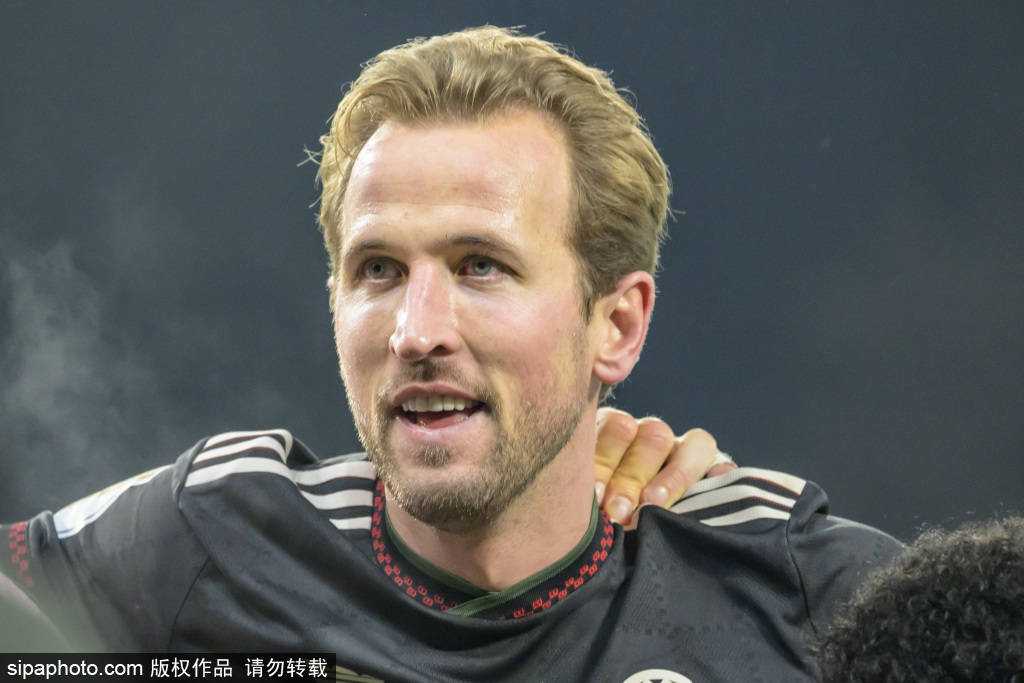 欧洲足球：哈里·凯恩替补出场上演帽子戏法，拜仁狂胜斯图加特